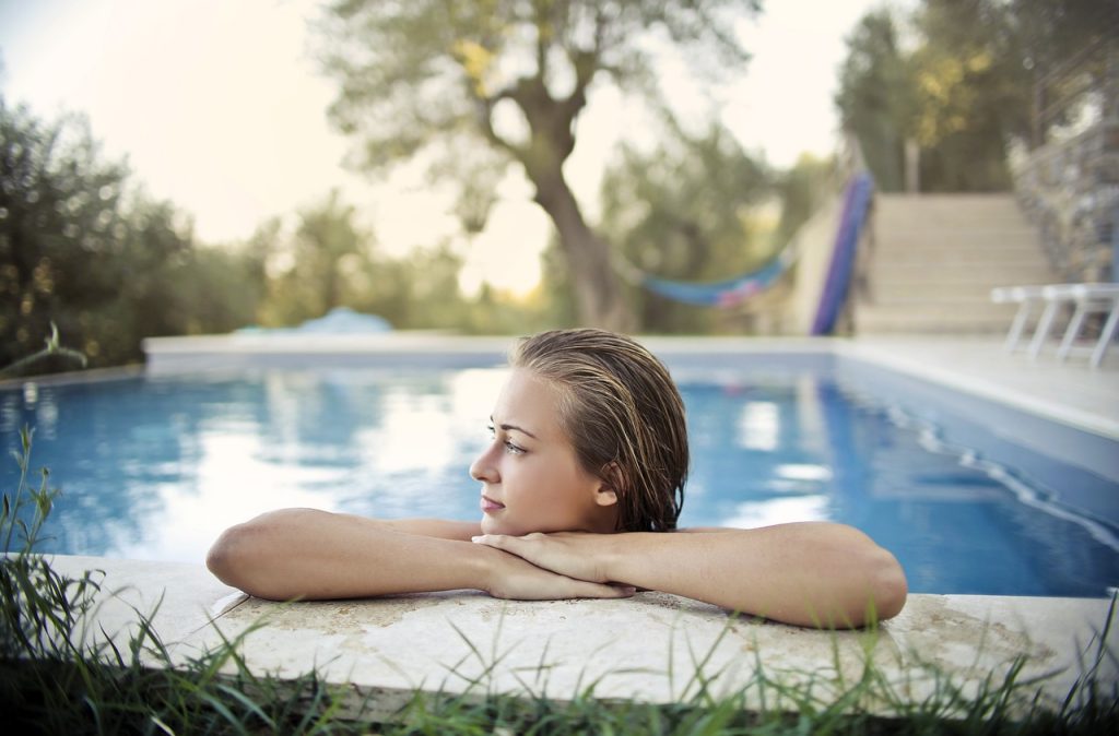 découvrez les couvertures solaires pour piscines, la solution idéale pour maintenir la chaleur de l'eau, réduire l'évaporation et garder votre bassin propre tout en économisant sur les coûts de chauffage. profitez d'une baignade agréable tout au long de la saison!