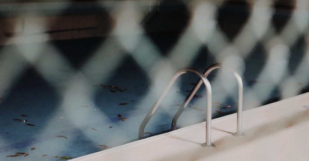 découvrez nos conseils et services pour l'entretien de votre piscine : astuces pour garder l'eau propre, traitements chimiques, nettoyage et prévention des algues. profitez d'une piscine éclatante toute l'année !
